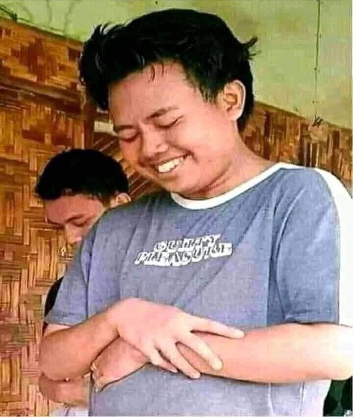 Senyum tidak pada tempatny bikin kita ikutan senyum sampai ketawa